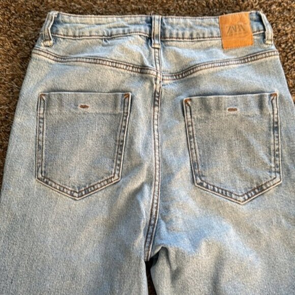 Zara 2 Light Wash High Rise Straght Fray - Picture 7 of 9